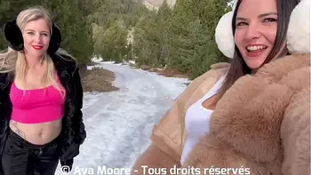 Deux Copines Salopes Sucent Des Queues Dans la Neige et Finissent le Visage Recouvert de Sperme