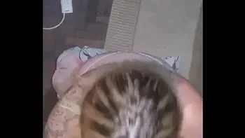 Putita la chupa toda y recibe toda la leche en la cara