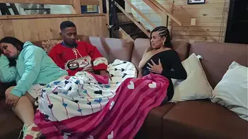 La amiga de mi esposa nos visita y me la folla mientras ella ve peliculas