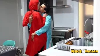 हिजाबी मुस्लिम औरत ने पति को धोखा देकर हिन्दू लड़के से बुर चुदवाई