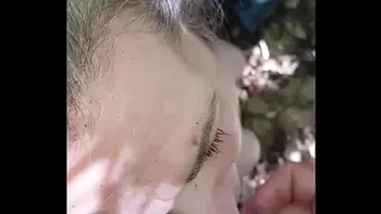 Esclave F dogging en forêt