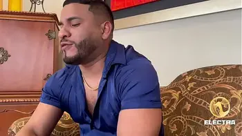 Predicadora reformada toca la puerta de un hombre arrecho. y este le hace volver a su vida de mundana de antes (ERA NINFÓMANA)