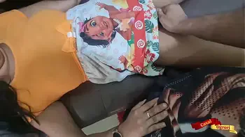 Brincadeira inocente entre padrasto e enteada.