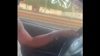 Resenha de putaria na rua acaba em fudelância no carro em movimento.