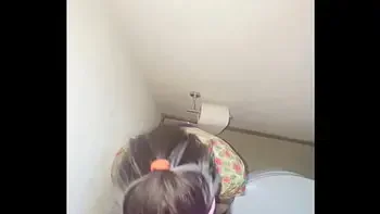 Mis amigos estaban cogiendo en los cuartos y me tuve que COGER en el baño de una casa a la morrita enfiestada! En una fiesta de compas