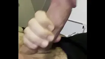 Belle branlette d'une grosse queue arabe humide / Nice handjob from a big wet Arab cock