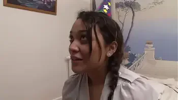 Une jeune fêtarde se fait allumer le cul avec plaisir!