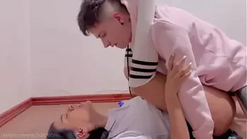 ESTUDIANTES VIRGENES SE GRABAN FOLLANDO CON EL UNIFORME DENTRO DE LA ESCUELA ( FINAL SALE MAL )