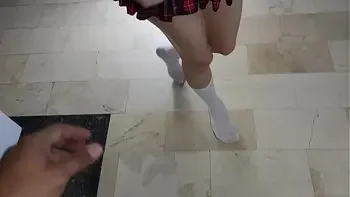 Estudiante perra le hace insinuaciones a su padrastro