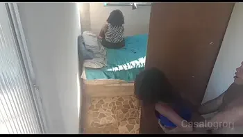 Fudendo minha enteada enquanto minha esposa faz as unhas