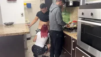 El Amigo de mi Marido me Agarra el Culo cuando estoy Cocinando al Lado de mi Marido que no sabe que su Amigo Me Trata como una Puta NTR