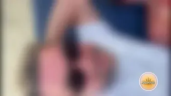 Eu e meu amigo na praia curtindo com essa loira deliciosa, beijamos corpo dela todinho e fomos comer ela no motel onde fodemos gostoso.