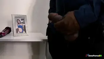 Entrou no quarto da enteada e gozou nas coisas dela!