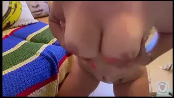 Madrastra milf se traga todo mi semen antes de salir