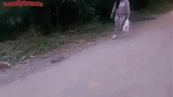 transando com uma gostosa de uma colônia marginal sem camisinha, por algumas latas, safado tira proveito da pobreza e goza até no cuzinho dela!