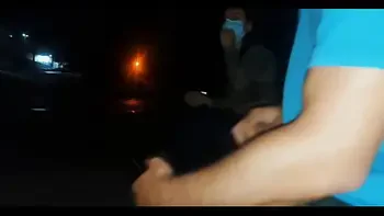 Sério !! Eu corro o risco de colocar meu pau na frente dessa mulher esperando o ônibus ... Como ela vai reagir?