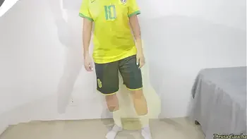 DORMIU E O MARIDO COMEU O CU DA IRMÃ SAPATÃO NA CAMA