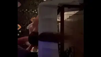 Masajista se aprovecha de rubia. Cámara escondida.