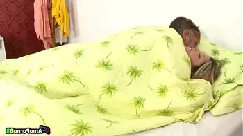 Enteada e padrasto já não se importam mais com a presença da madrasta!