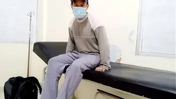 MUJER DOCTORA ES UNA ZORRA CALIENTE EN EL CONSULTORIO!! EL PACIENTE SE DA CUENTA DE QUE ELLA HACE PORNO CASERO Y LE PIDE UNA MAMADA INTENSA A SU PENE ENANO