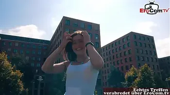 Lustiger älterer deutscher Mann trifft suße studentin touristin auf der straße und fickt sie