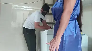 Casada provocando o técnico que foi arrumar a máquina de lavar roupas, a safada abriu o roupão na frente dele