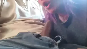 Putita enojada le chupa la pija a un desconocido en el bus
