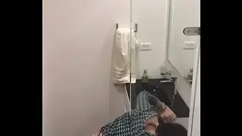 descubro a mis amigos en el baño por los fuertes gemidos