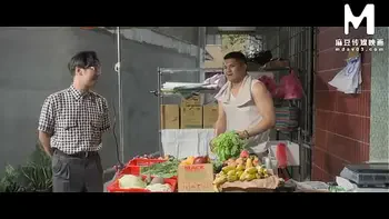 ModelMedia Asia - Newlywed wife cheats on her husband in the toilet with the gruff owner of a vegetable stall