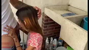 La cachonda de mi hermanastra quiere que me la folle mientras lava su ropa HISTORIA COMPLETA.