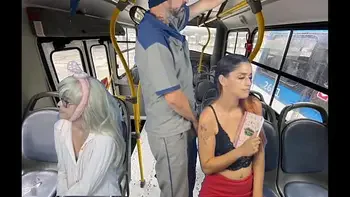 Trabalhador tira pau pra fora e encoxa mulheres dentro do ônibus em público!