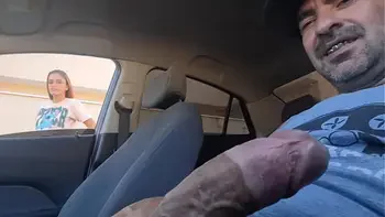 Mostrei meu pau pra novinha na rua em público arriscado ela gostou!