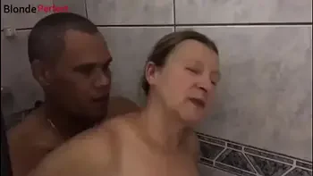 Serviço de quarto a empregada madura fode com hóspede do hotel e leva uma jatada na boca