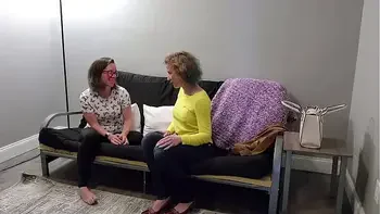 Une fille se frotte la chatte sur les fesses de sa frangine.