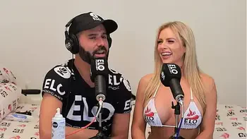 Huney Baked Melons folla con Elo Podcast en medio de la entrevista