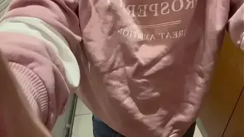 今日も隣でト◯レしてる人がいるのにオナニーしてやってはいけないことに興奮する女子◯生。