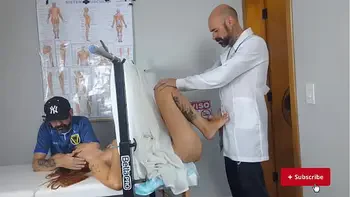 Traição ginecologista mete na esposa do corno sem ele saber!