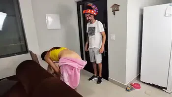 Safada sozinha em casa recebe motoboy só de toalha de banho!