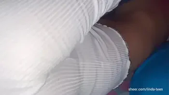 ¿WTF? ¡Muy tierna, pero ya no es inocente! Mi hijastra se me pega todita con su Mini Short y se me encuera para que la folle