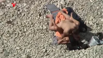 Beach Voyeur. Summer vacation on the sea shore going pretty well!