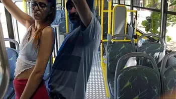 Estudante é encoxada e fudida por um estranho dentro do ônibus!