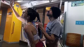 Novinha sendo encoxada e fudida no transporte público ( trem)