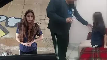 AY ME DUELE! PEQUEÑA e INOCENTE morrita putipobre de colonia marginal se va con un viejo por ayuda económica, casero real no fake