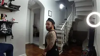 Anãzinha da bunda grande faz anal e dá pro velhinho – Bastidores insanos na Mattos Movies!