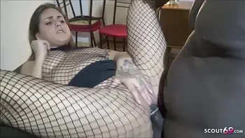 Schwarzer Chef mit Mega Schwanz fickt Azubi im Restaurant - German Interracial