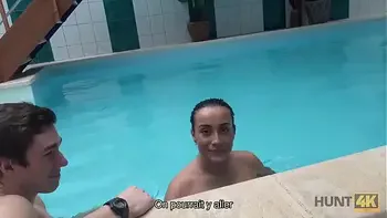 HUNT4K. El dueño del pequeño centro de spa seduce a la perra morena