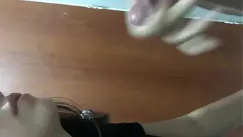 Me le meto al baño a mi hermanastra para que me saque la leche y se la trague