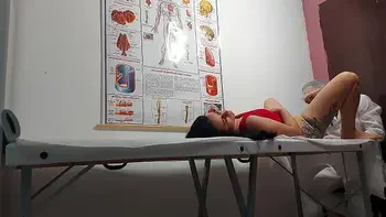 Ginecologista enfia dedo no cu e fode paciente!