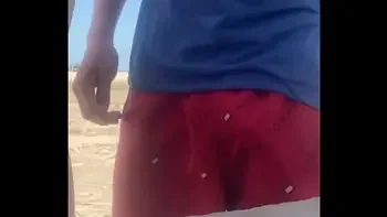 Deixei o novinho pegar na minha Buceta na praia e lógico que eu também peguei no pau dele