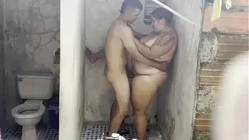 MADRASTRA FOLLA CON SU AMANTE EN LA DUCHA